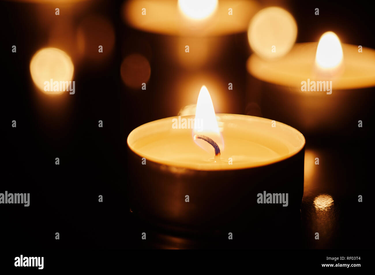 Concetto spirituale delle tealight illuminato candele in vista ravvicinata Foto Stock