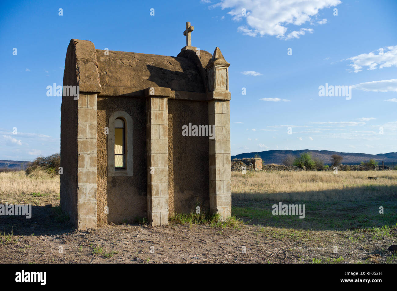 Madikwe Game Reserve, nord ovest della provincia, Sud Africa, è un luogo popolare per i safari, ma ha molta rilevanza storica e le rovine di una vecchia chiesa. Foto Stock