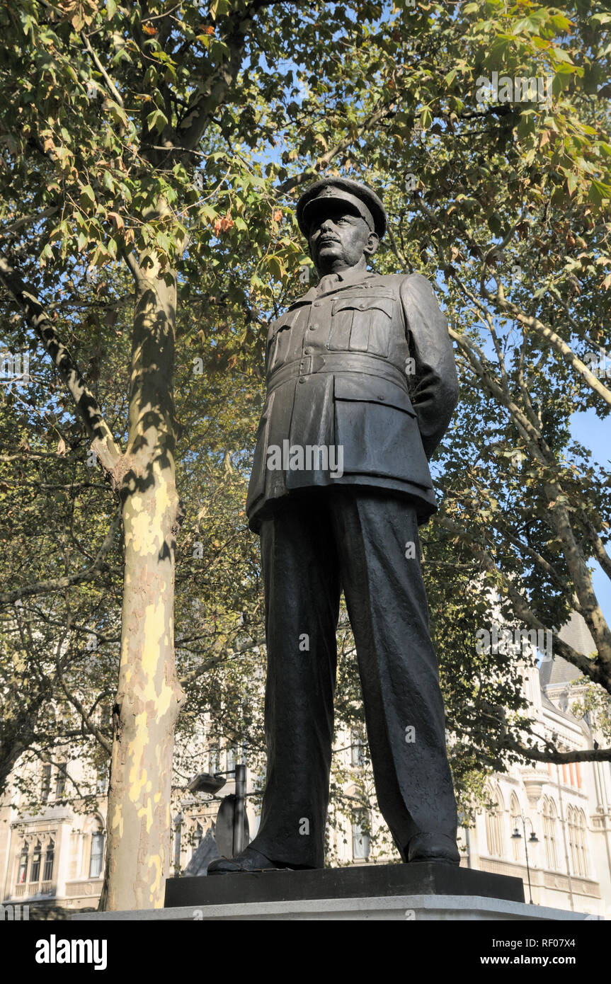 Sir Arthur "" bombardiere Harris statua al di fuori di San Clemente danesi Chiesa, Strand, Londra, Inghilterra, Regno Unito Foto Stock