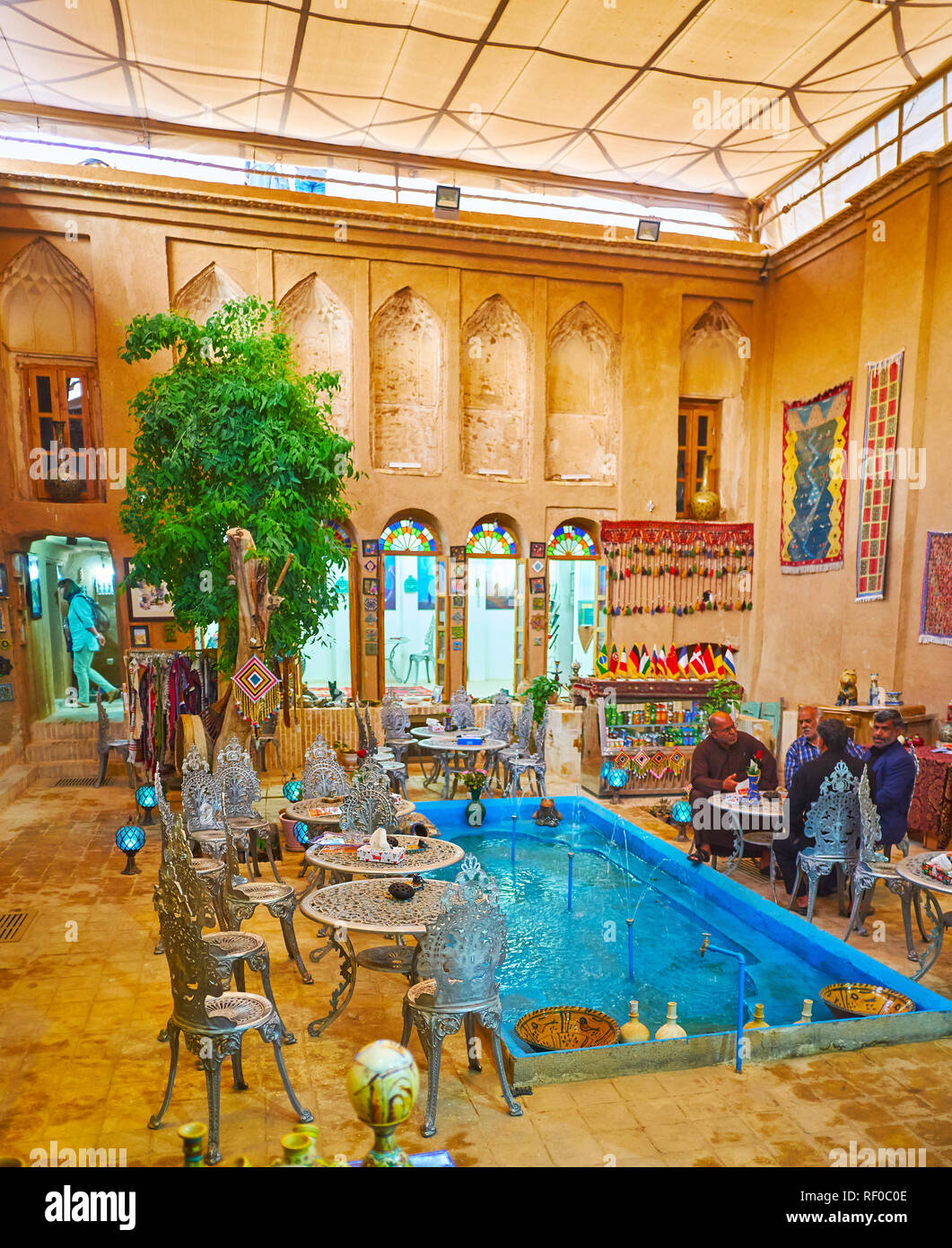 YAZD, IRAN - 18 ottobre 2017: il cortile di palazzo medioevale si trasforma in ristorante tradizionale con tavoli attorno alla fontana, su Octobe Foto Stock