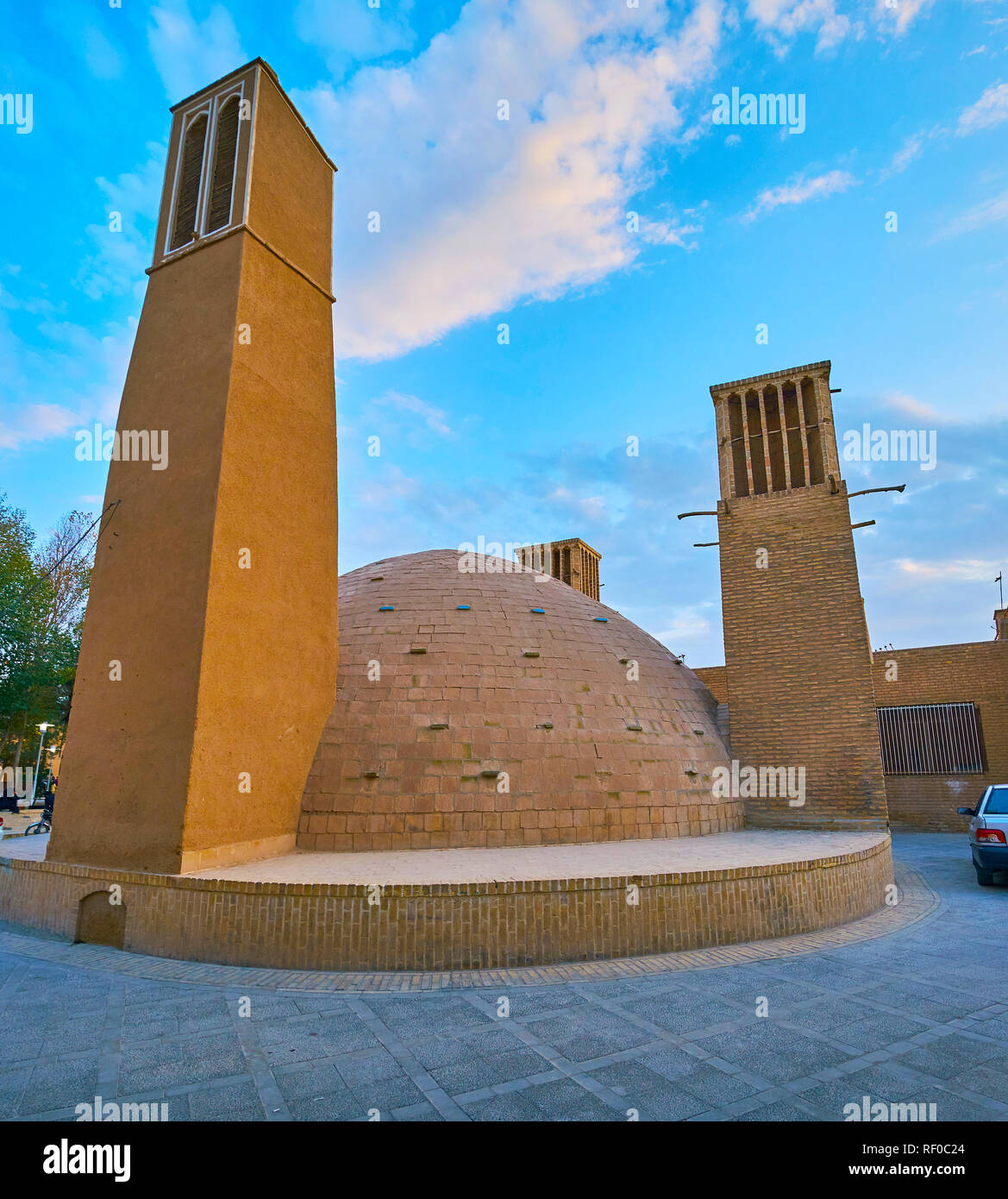 L'edificio storico di yakhchal (camera di ghiaccio) è nascosto tra adobe quarti di vecchi Yazd, Iran. Foto Stock
