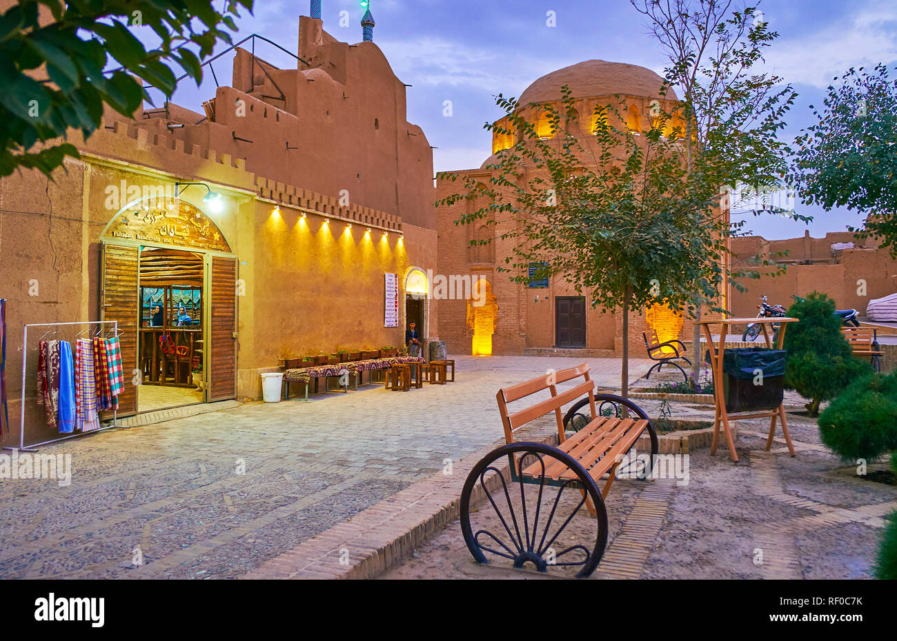 YAZD, IRAN - 18 ottobre 2017: la vista del negozio di artigianato nella costruzione di Alcexander del carcere e l'Maghbareh-ye Davazdah Imam (dodici imam) M Foto Stock