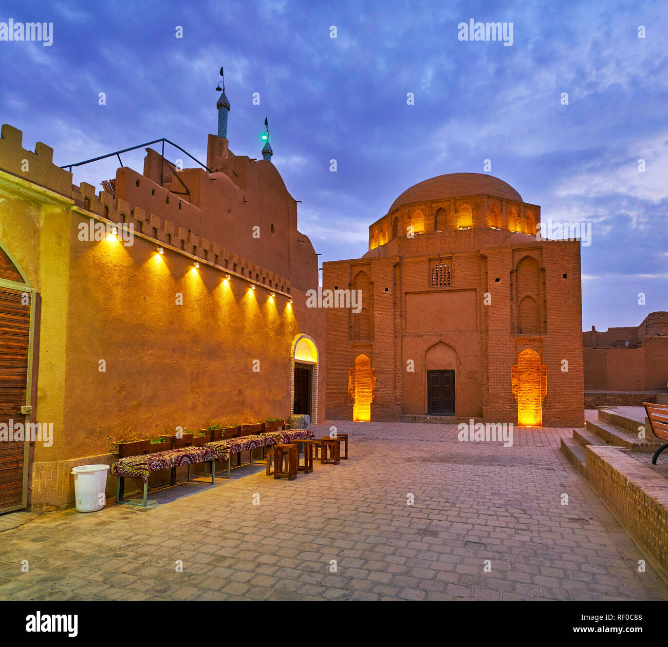 L'outdoor teahouse contro la parete di Alexander del carcere, accanto al Davazdah Imam (dodici imam) Mausoleo, Yazd, Iran. Foto Stock