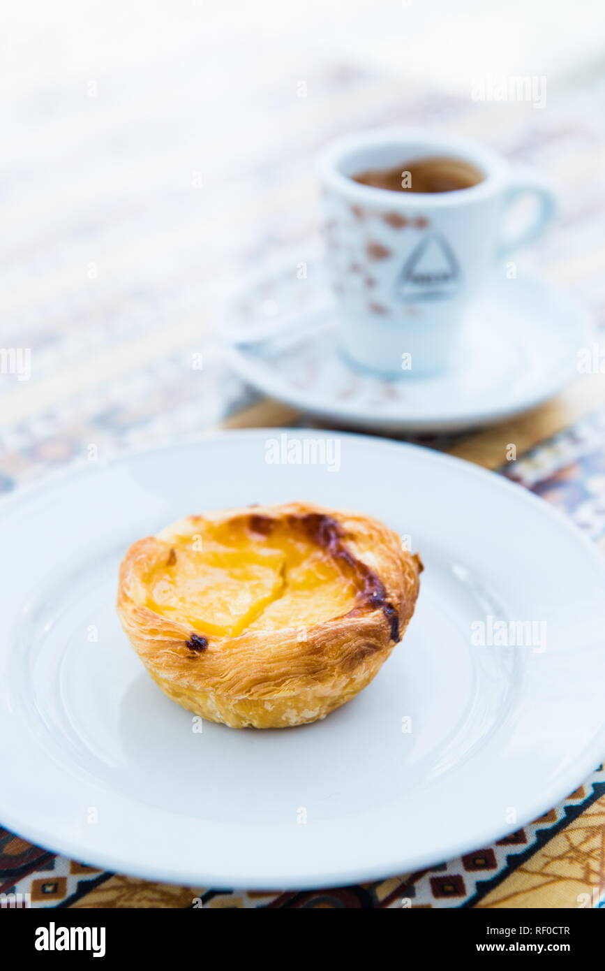 Pastel de Nata,crema pasticcera crostata e caffè in un bar, Lisbona, Portogallo Foto Stock