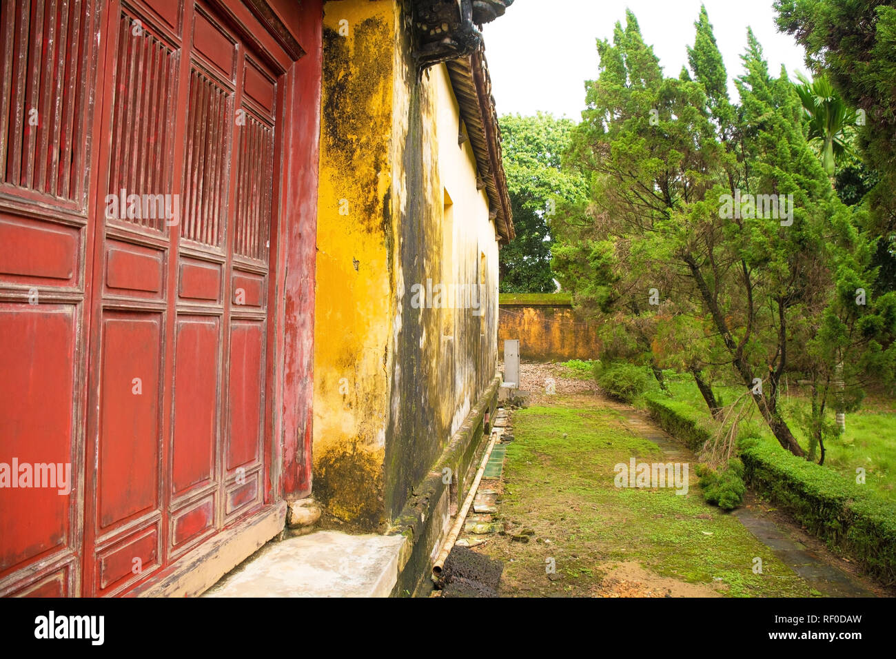 Un edificio entro l'appeso al Mieu tempio complesso nella città imperiale, tonalità, Vietnam Foto Stock