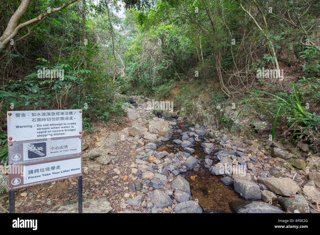 Cartelli di avvertimento per informare gli escursionisti a Shing Mun Country Park presso Lo Wai, Hong Kong. Foto Stock