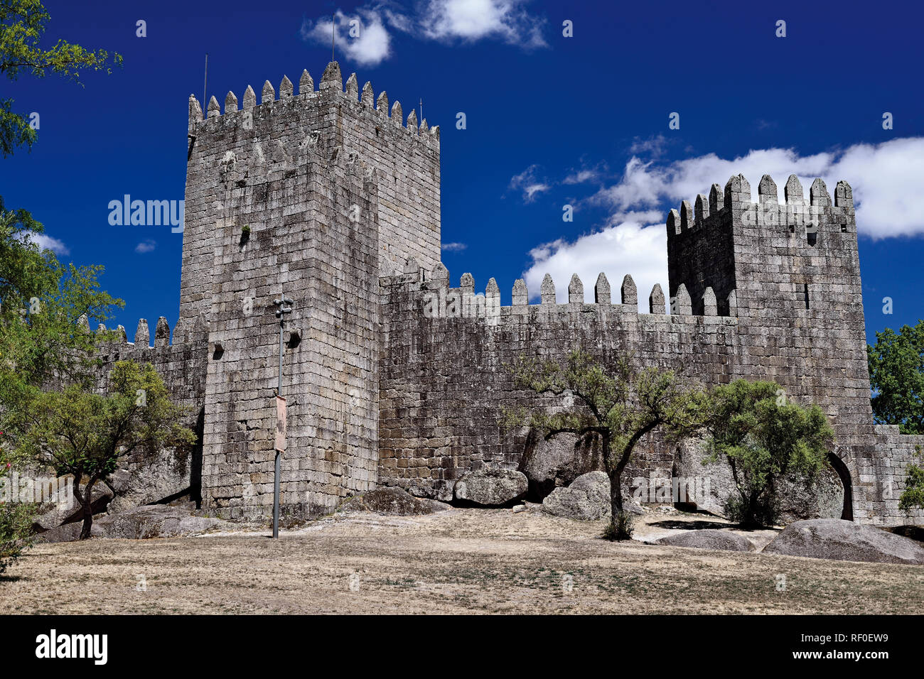 Castello medievale con tre torri quadrate Foto Stock