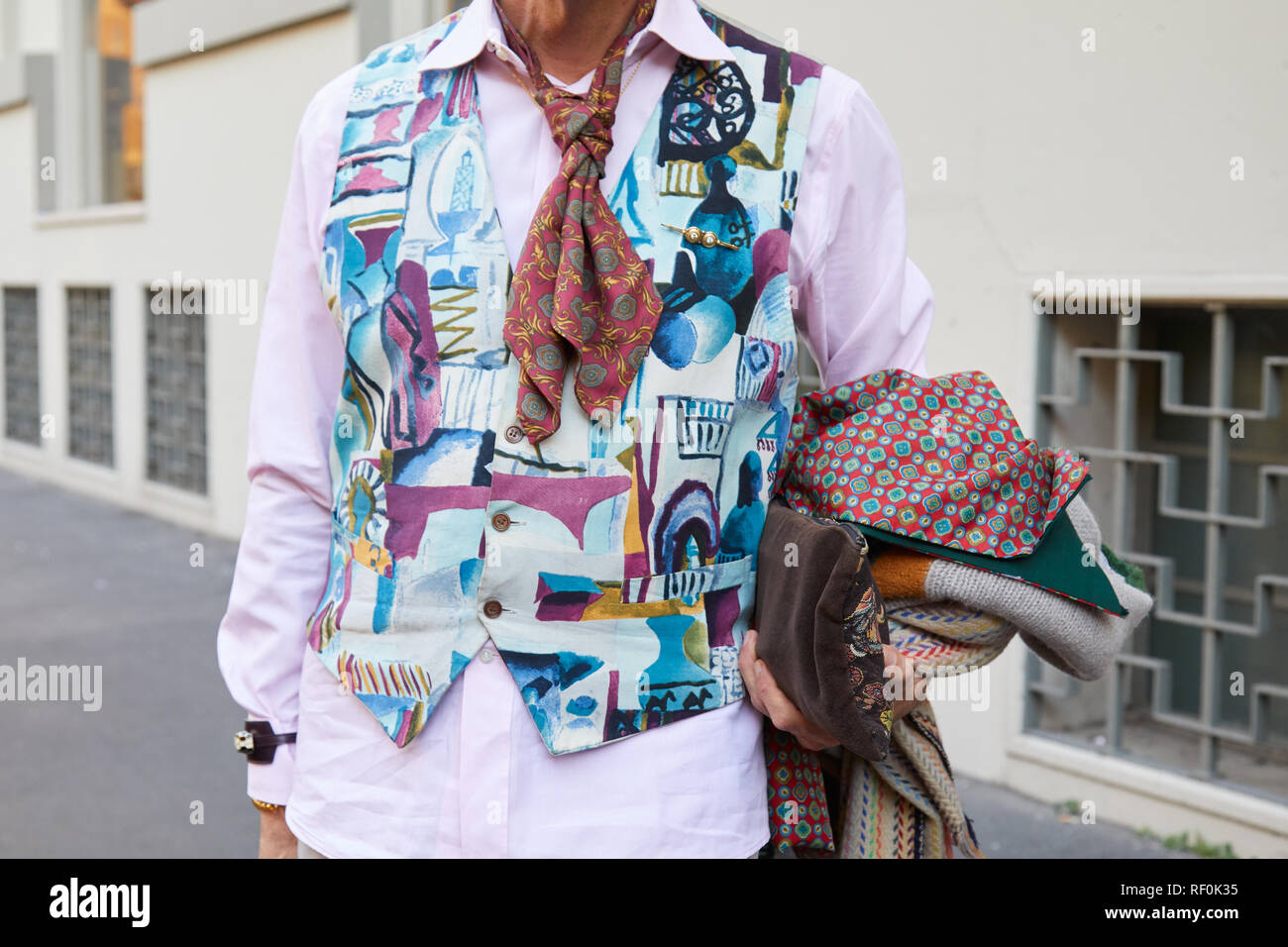 Milano, Italia - 13 gennaio 2019: l'uomo con la maglia rosa e gilet colorati  prima di John Richmond sfilata di moda, la Settimana della Moda Milanese  street style Foto stock - Alamy