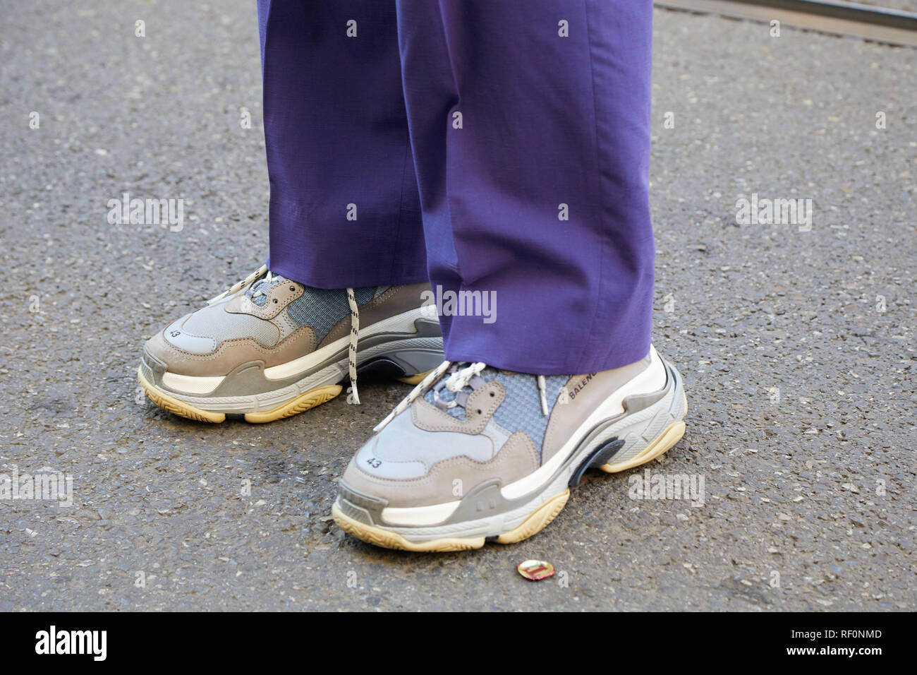 Milano, Italia - 13 gennaio 2019: Uomo con viola pantaloni e scarpe di  Balenciaga prima di John Richmond sfilata di moda, la Settimana della Moda  Milanese street style Foto stock - Alamy
