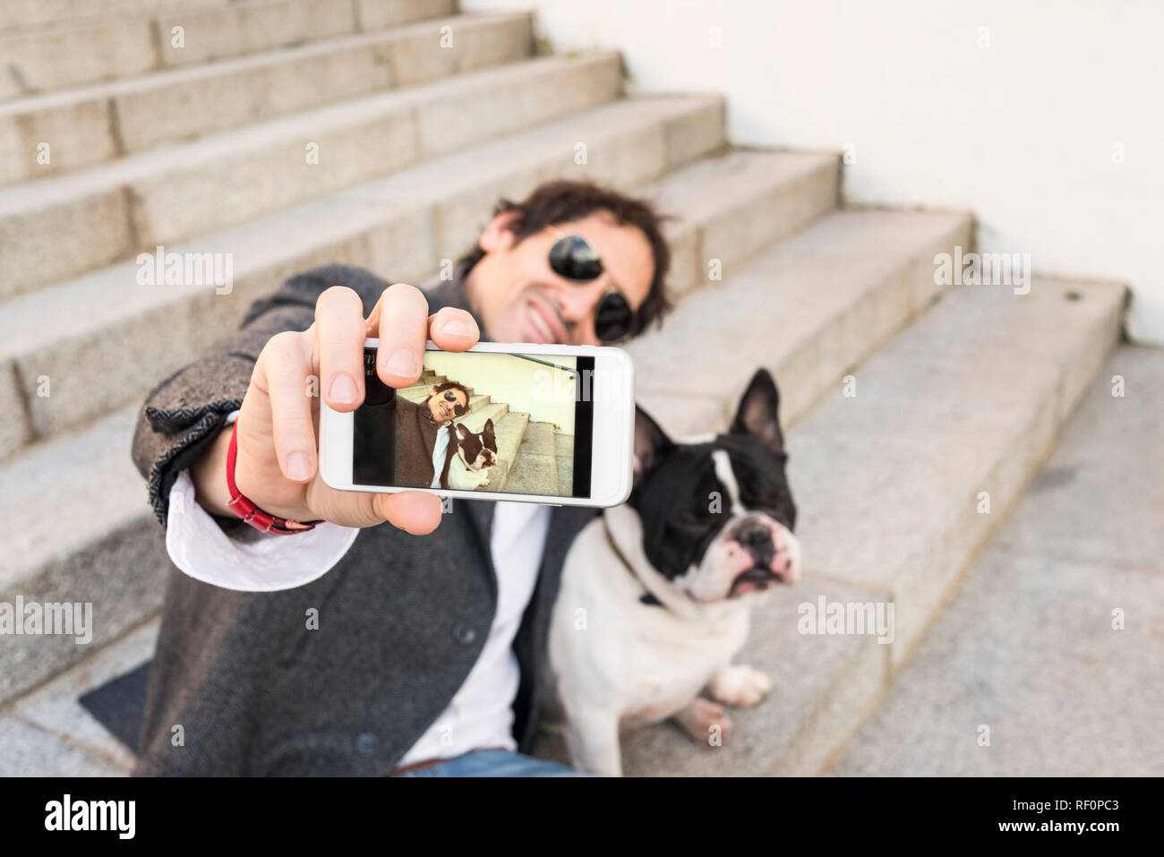 Il concetto di stile di vita. Uomo che fa un selfie con il suo cane. Foto Stock