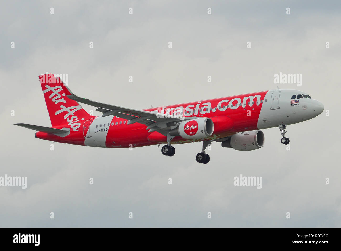 A Saigon, Vietnam - Giu 24, 2018. Un Airbus A320 aeroplano di AirAsia atterraggio all'Aeroporto Tan Son Nhat (SGN) a Saigon (Ho Chi Minh City), Vietnam. Foto Stock