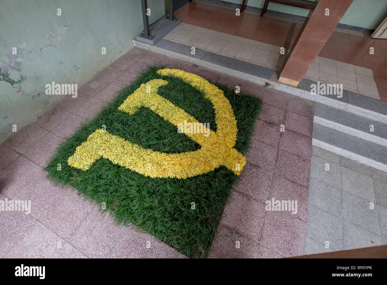 Una falce e martello rug presso il D67 edificio ad Hanoi, Vietnam. Foto Stock