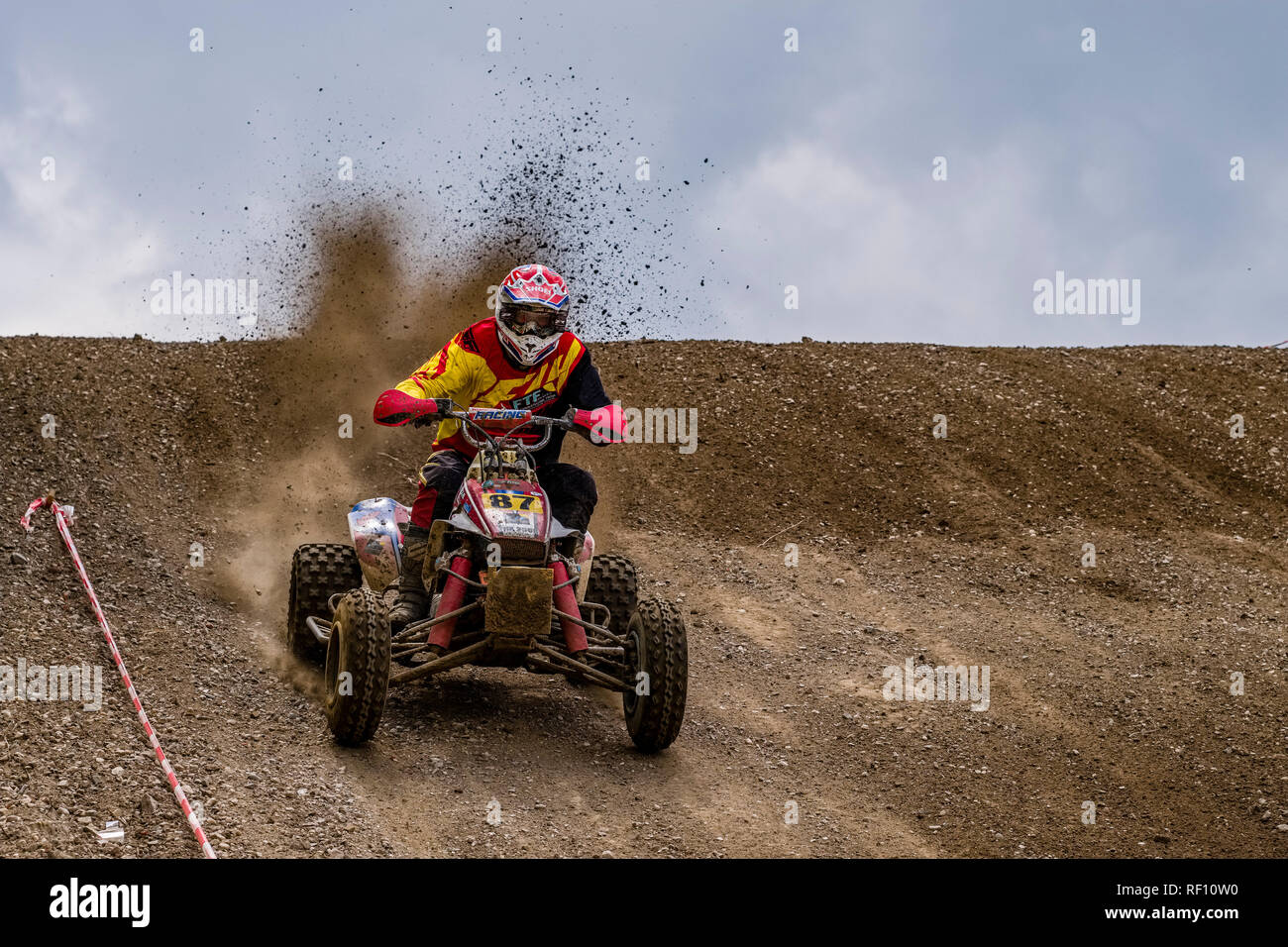 Pilota sul motocross quad presso Deutsche Meisterschaft presso il circuito di motocross Am Österreicher Foto Stock