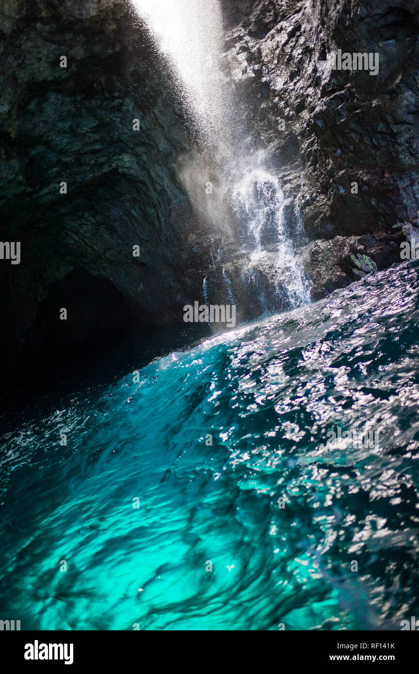 Il vulcanico robusto costa di Na Pali parco dello stato sulla costa Nord di Kauai, Hawaii, Stati Uniti, è raggiungibile solo in barca o a piedi. Foto Stock