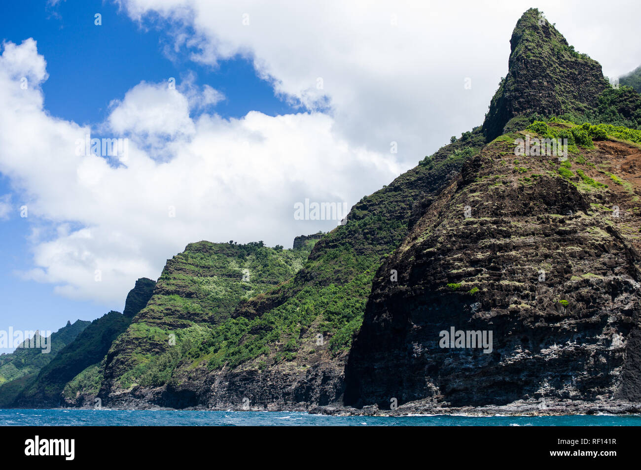 Il vulcanico robusto costa di Na Pali parco dello stato sulla costa Nord di Kauai, Hawaii, Stati Uniti, è raggiungibile solo in barca o a piedi. Foto Stock