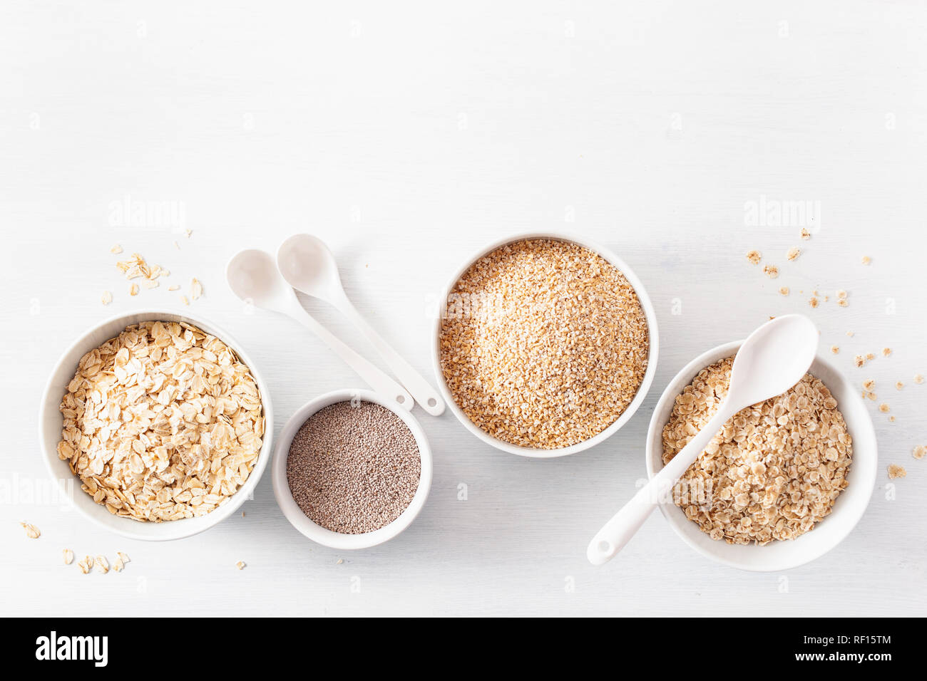Varietà di materie dei cereali per la prima colazione. Fiocchi di avena e di acciaio tagliati, orzo, semi di Chia. Ingredienti sani Foto Stock