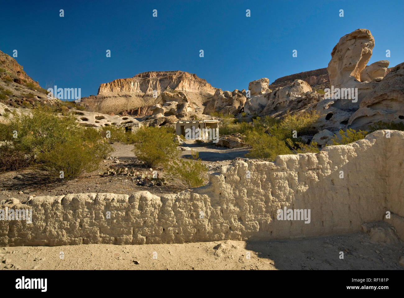 Rovine di adobe case vicino le miniere abbandonate in tre Dike area collinare in Bofecillos montagne, deserto del Chihuahuan, in Big Bend Ranch State Park, Texas USA Foto Stock