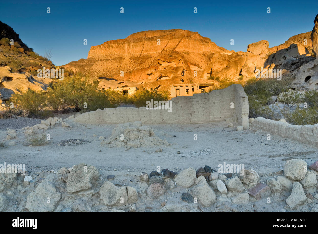 Rovine di adobe case vicino le miniere abbandonate in tre Dike area collinare in Bofecillos montagne, deserto del Chihuahuan, Big Bend Ranch State Park, Texas, Stati Uniti d'America Foto Stock