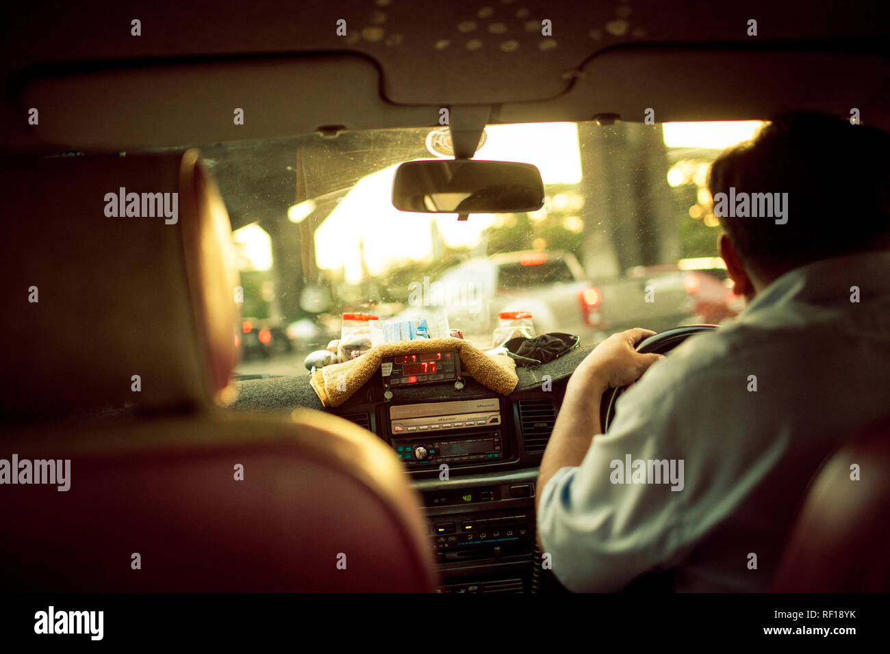 Il modo più comodo per muoversi in una città che non dorme mai è il taxi. Tutti i taxi di Bangkok appartengono a base di 24 ore sulla strada di professione e la maggior parte di loro sono relativamente nuovi veicoli. Foto Stock