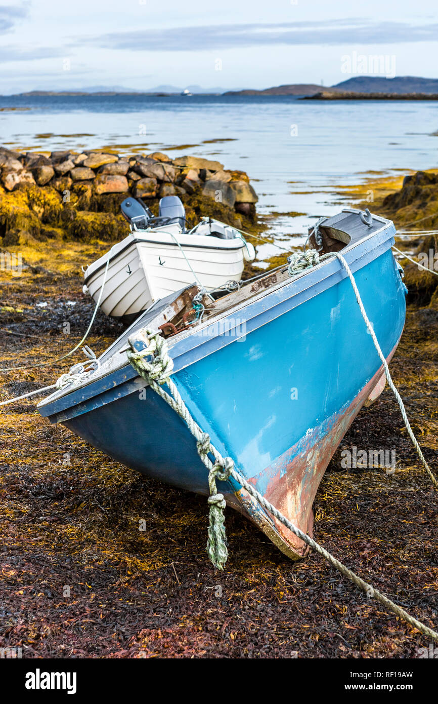 Due barche da pesca nella baia di su un isola scozzese Foto Stock