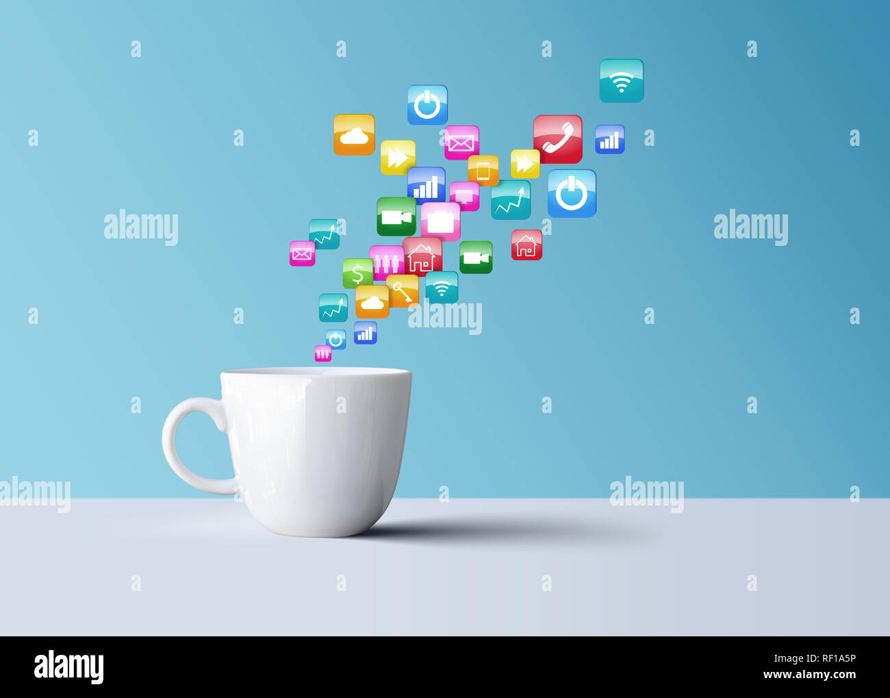 White tazza da caffè con mobile icone telefono, tecnologia Foto Stock