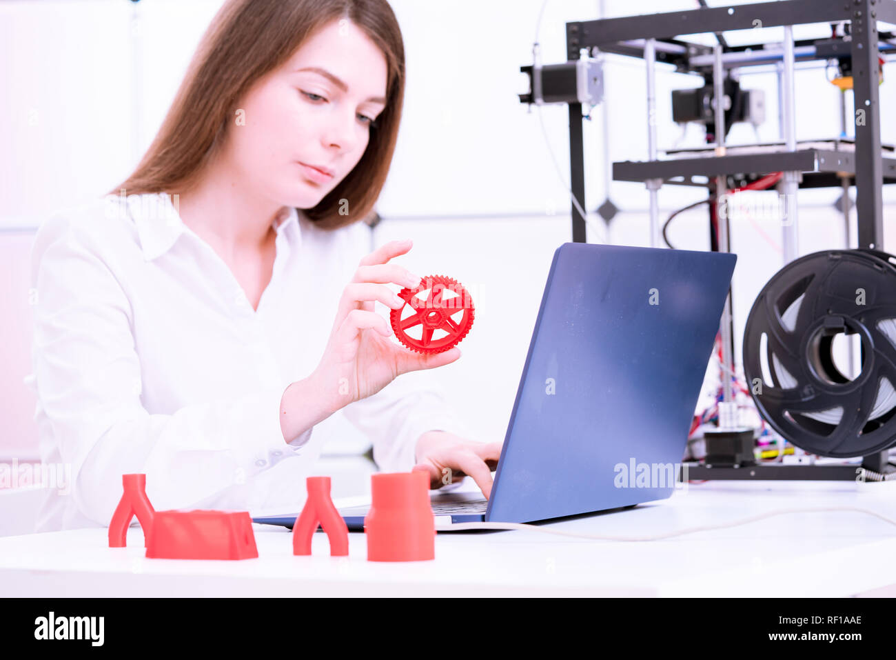 Giovani donne designer in 3d di laboratorio di stampa Foto Stock