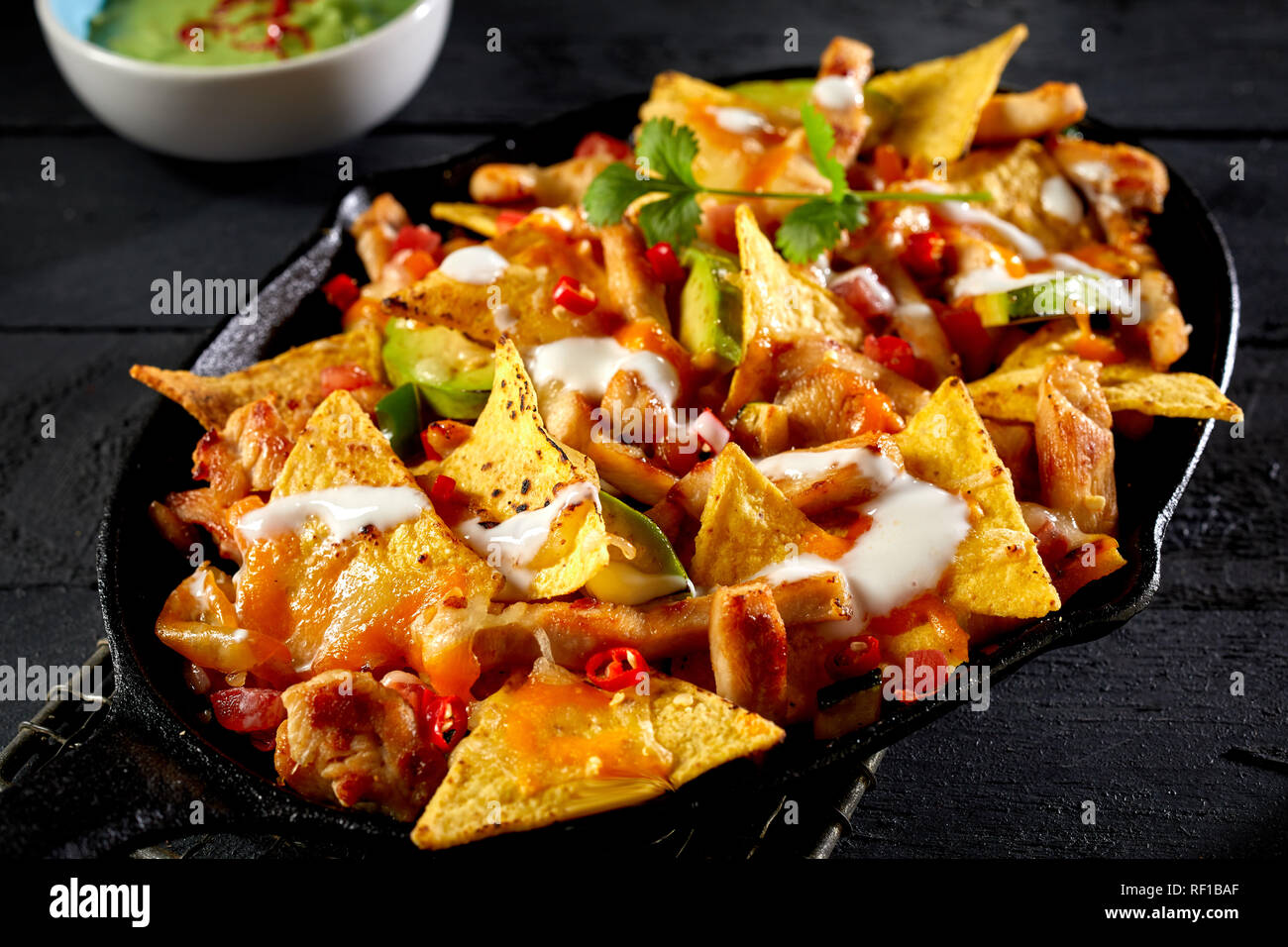 Vista ravvicinata del pollo nacho tortilla con salsa alla panna Foto Stock