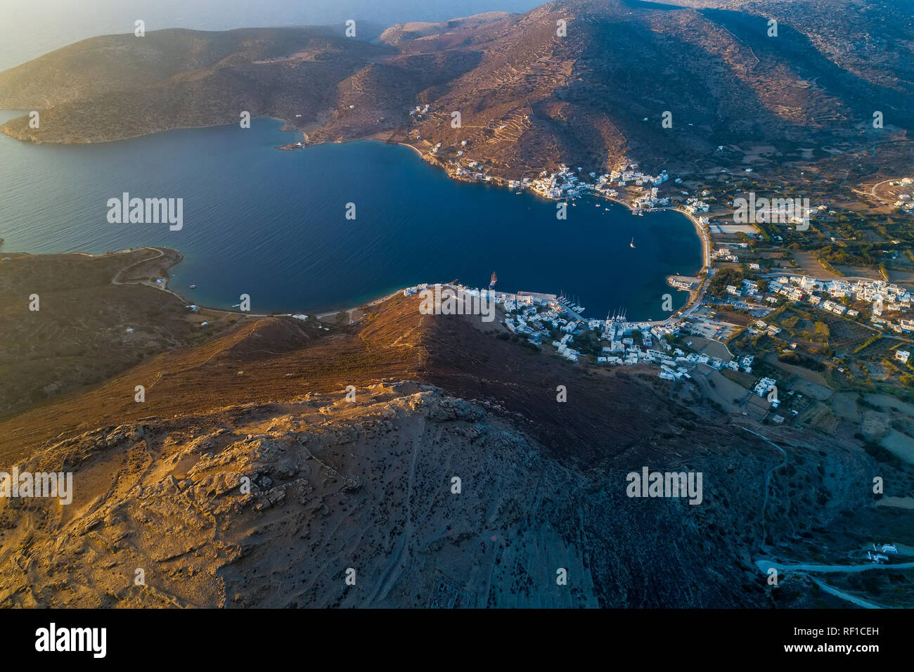 Vista aerea di Katapola vilage, isola di Amorgos, Cicladi, Egeo, Grecia Foto Stock