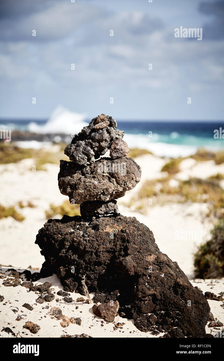 Insolita di roccia vulcanica di formazione su una spiaggia formata da solidificare la lava in Lanzerote, Isole Canarie Foto Stock