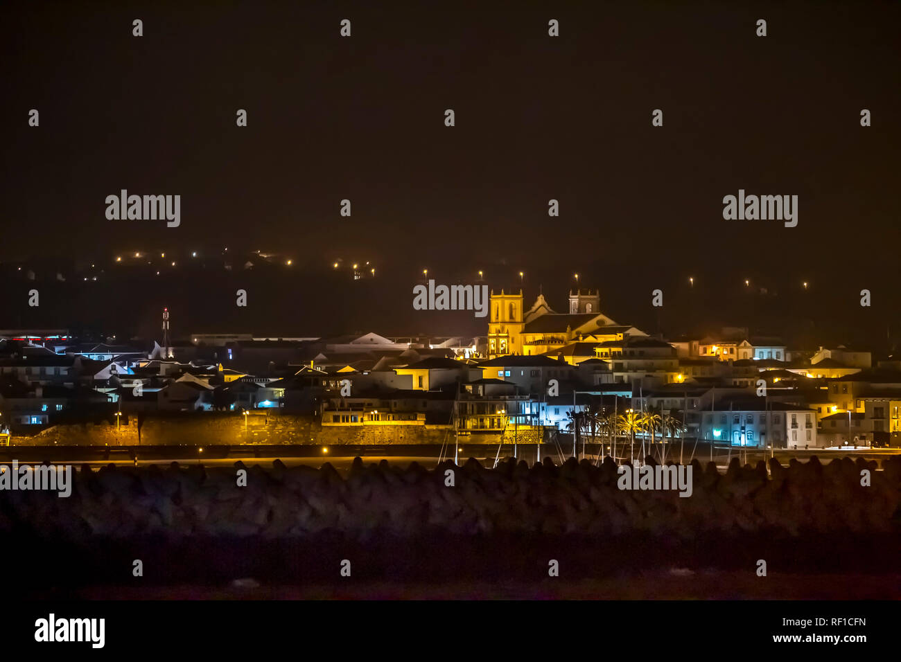 Entrando in porto a mezzanotte, Praia da Vitoria, Azzorre Portogallo Foto Stock