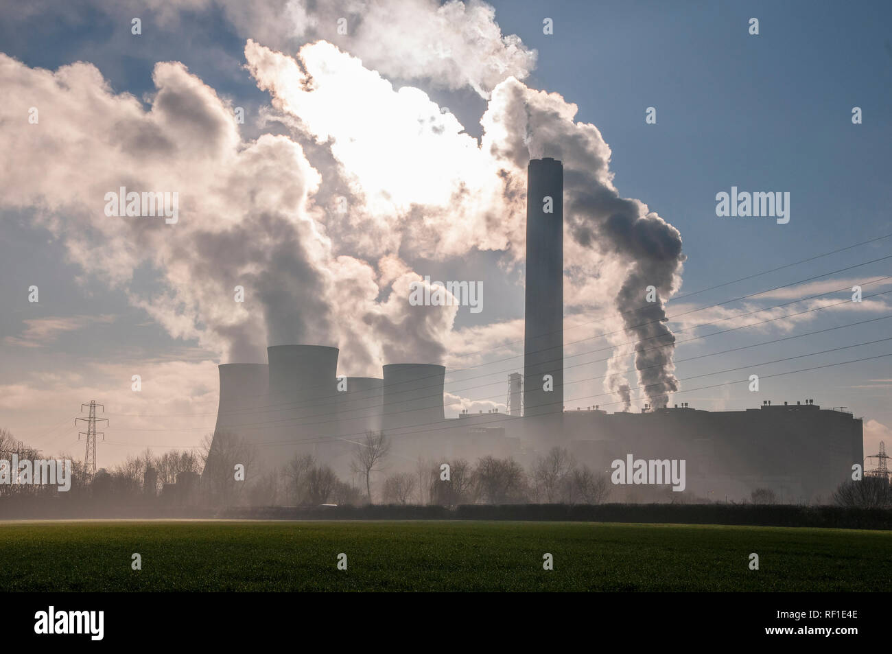 Fiddlers Ferry power station su un gelido freddo giorno. Foto Stock