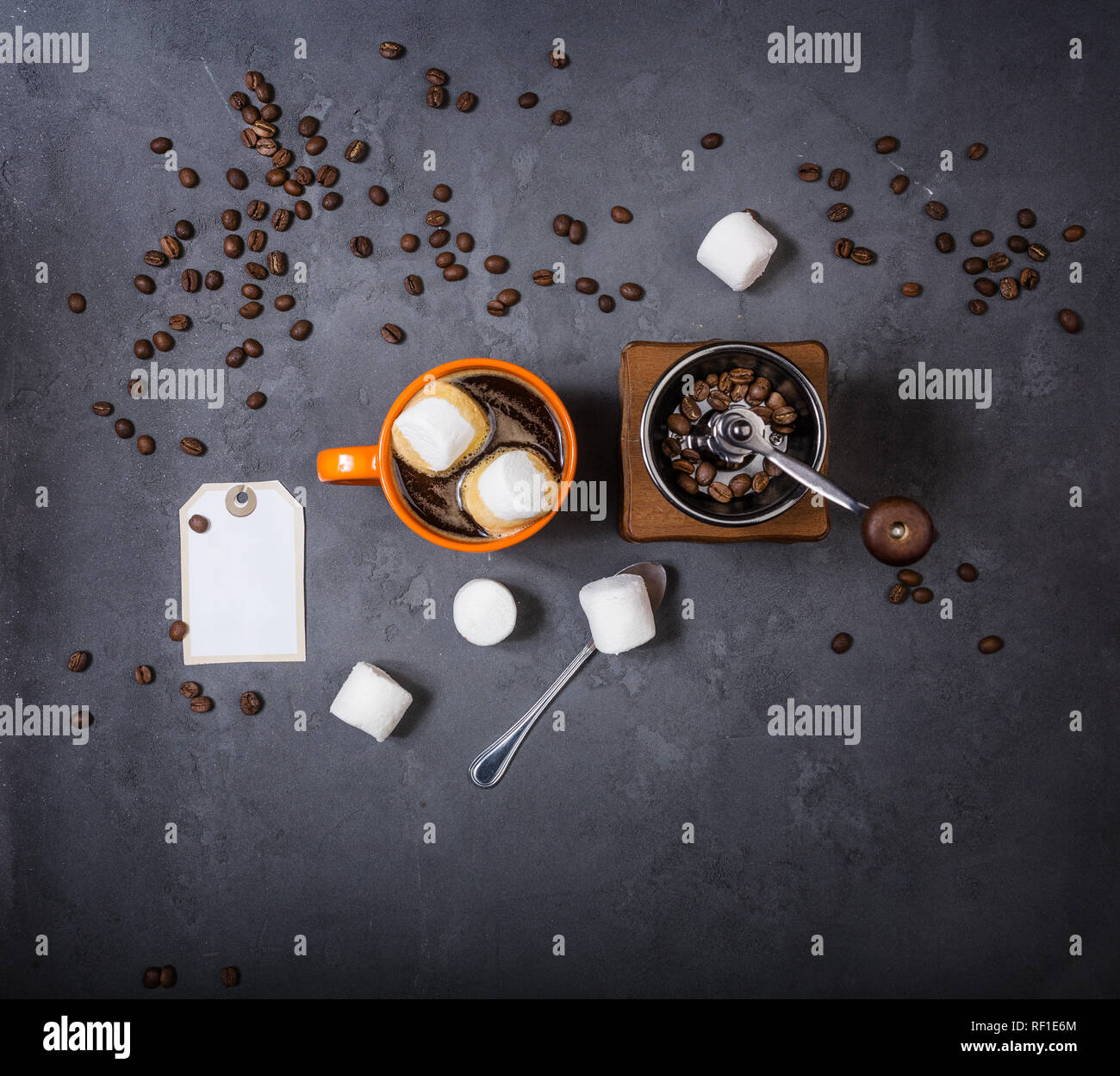 Vista dall'alto. Tazza di caffè con marshmallow. Foto Stock