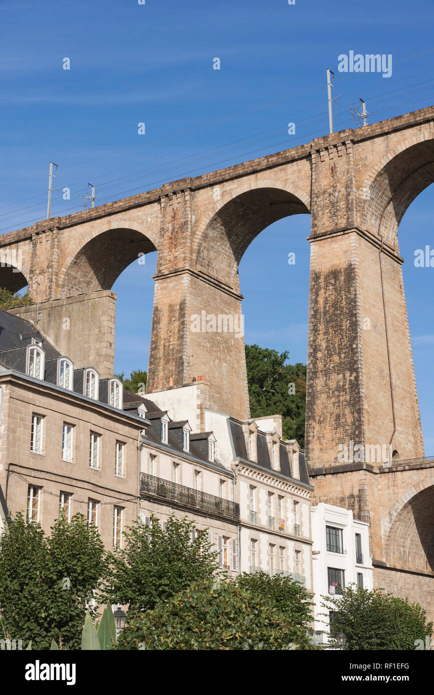 Il viadotto ferroviario e case Morlaix Finistere Bretagna Francia Foto Stock