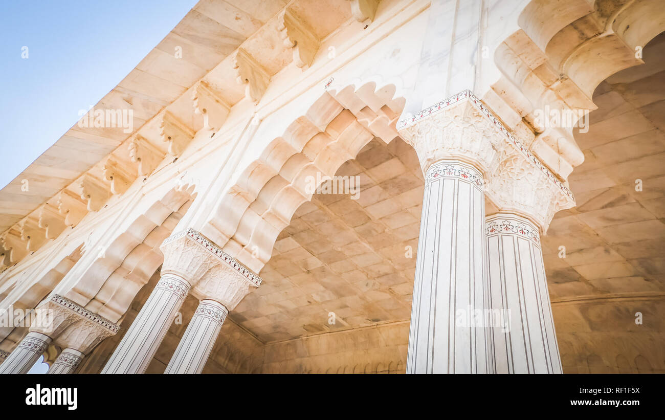 Islamico - Indian colonne di marmo bianco e decorazioni di archi all'interno di palazzi durante l impero Mughal. Palazzo bianco decorazioni esterne ad Agra Fort Foto Stock