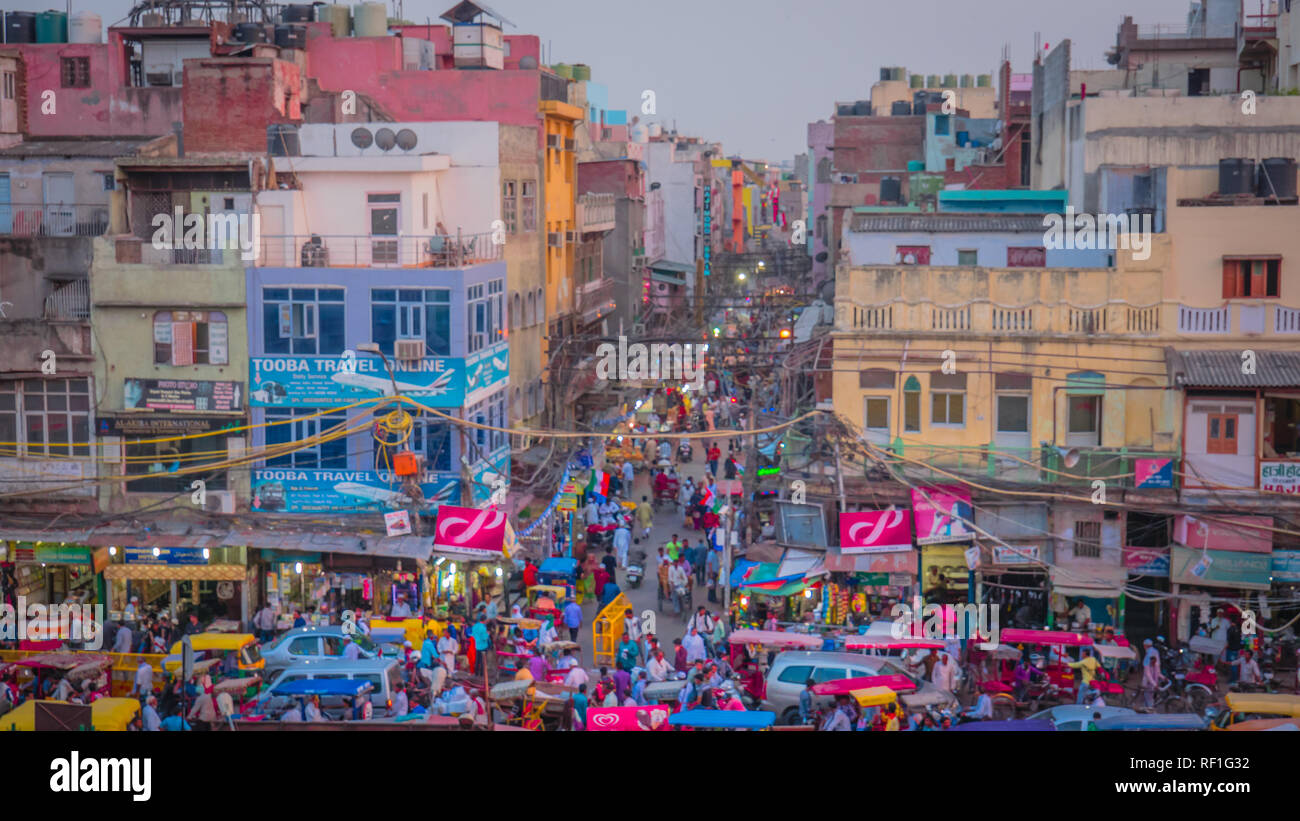 New Delhi / India - 18 Aprile 2017: occupato le strade del mercato con case colorate, edifici e la folla di gente e rikshaw vicino Jama Masjid nella Vecchia Delhi Foto Stock