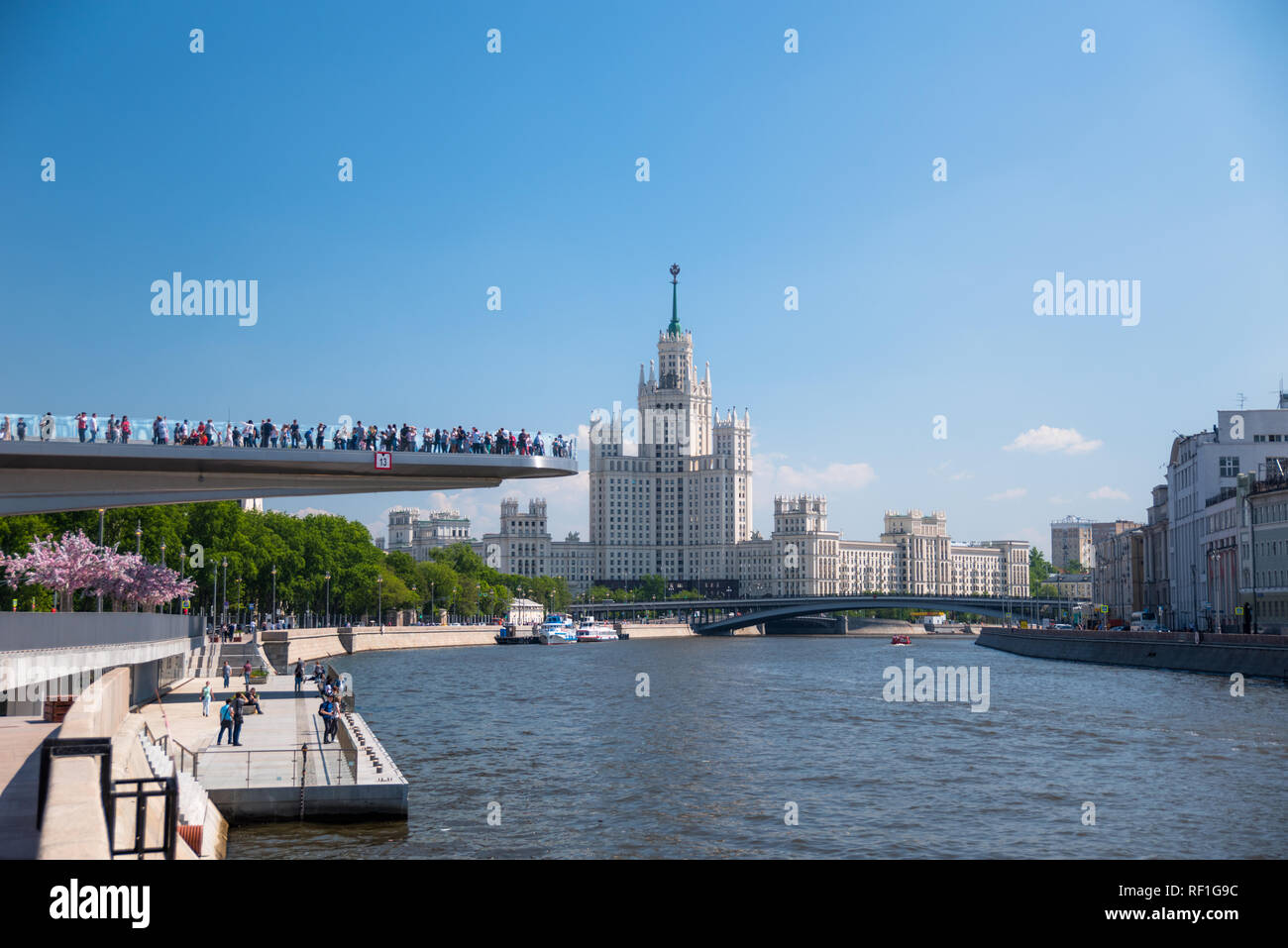 Mosca, Russia, 13 Maggio 2018: persone su un ponte galleggiante nel paesaggio park Zariadye Foto Stock