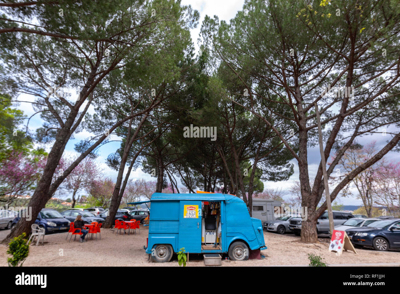 Caffè Mobile Van Vintage H Citroen Citroen classico carrello alimentare cibo mobile rimorchio a Tomar, Portogallo Foto Stock
