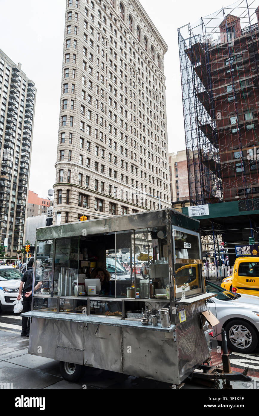 La città di New York, Stati Uniti d'America - Luglio 25, 2018: Cibo carrello nella parte anteriore del Flatiron Building con persone intorno in Quinta Avenue a Manhattan a New York City, Stati Uniti d'America Foto Stock