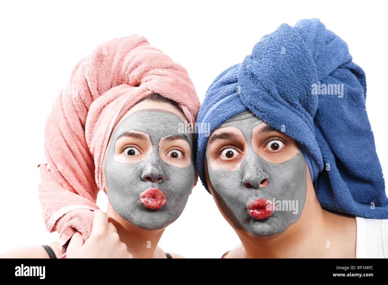 Funny giovane uomo e donna in maschera facciale invia kiss nella telecamera bianco su sfondo isolato, la parità tra i sessi, migliori amici Foto Stock