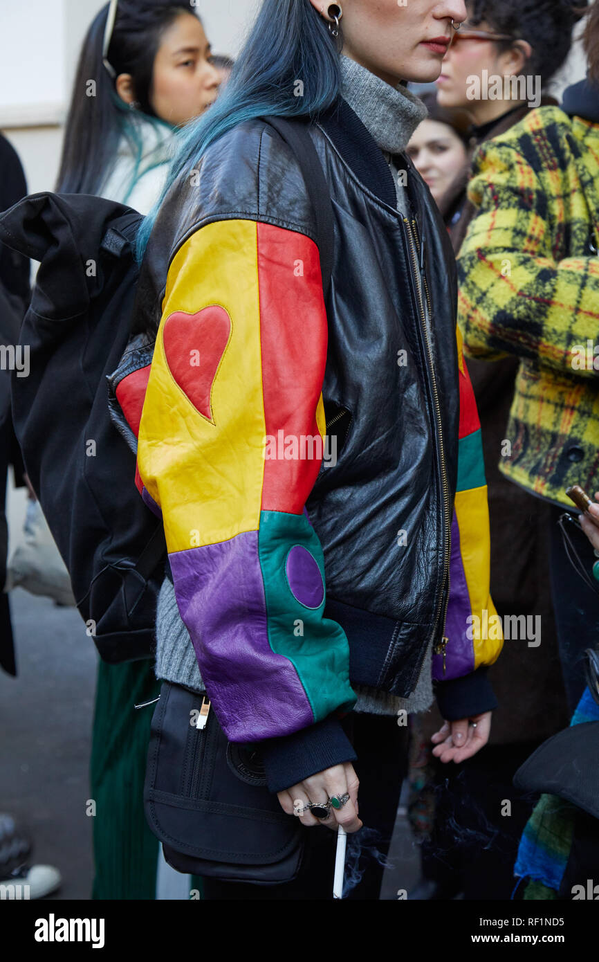 Milano, Italia - 13 gennaio 2019: Donna con nero, rosso, giallo, verde giacca di pelle e capelli blu prima di John Richmond sfilata di moda di Milano abbiamo Foto Stock