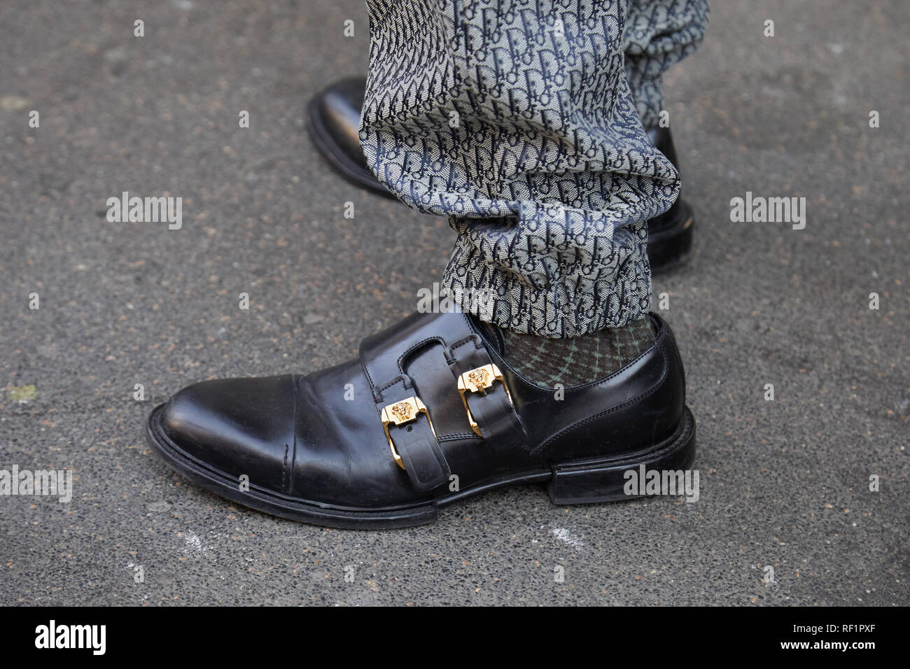 Milano, Italia - 13 gennaio 2019: uomo in pelle nera Versace scarpe con golden belt e Dior pantaloni prima di John Richmond sfilata di moda, Milano Fash Foto Stock