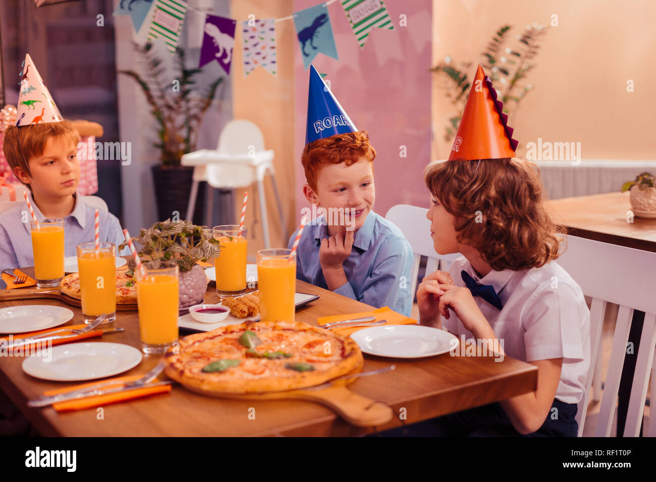 Positivo felici i bambini seduti insieme in cafe Foto Stock