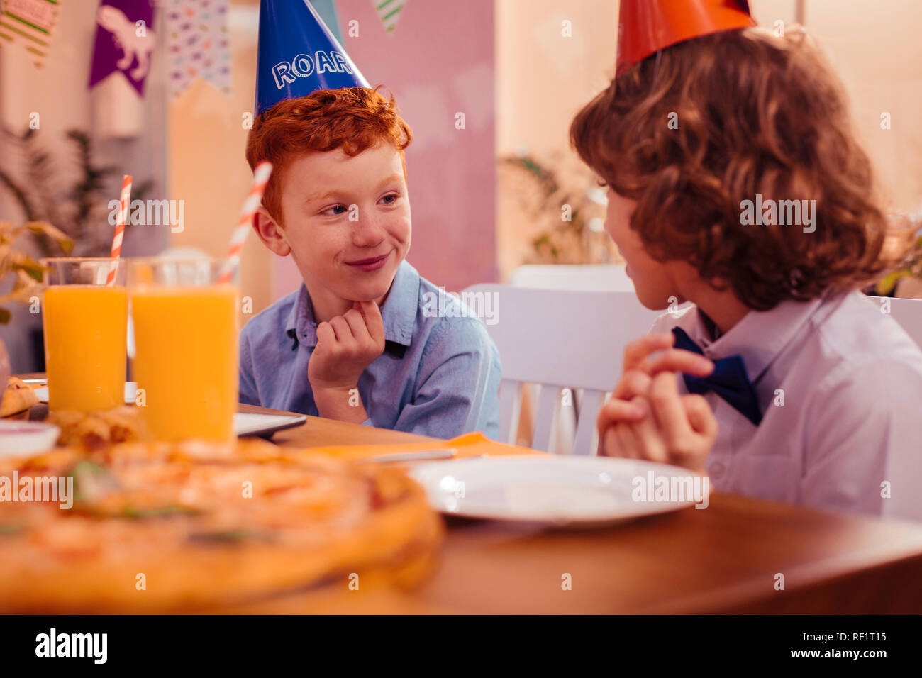 Due migliori amici avente interessante parlare di giocattoli Foto Stock