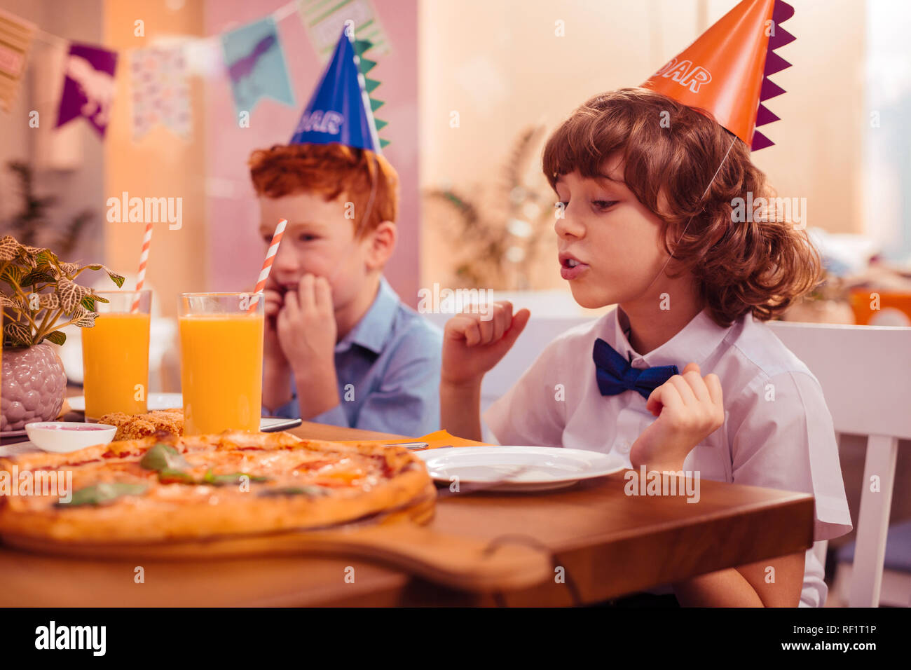 Tipo brunette ragazzo seduto vicino al suo amico Foto Stock