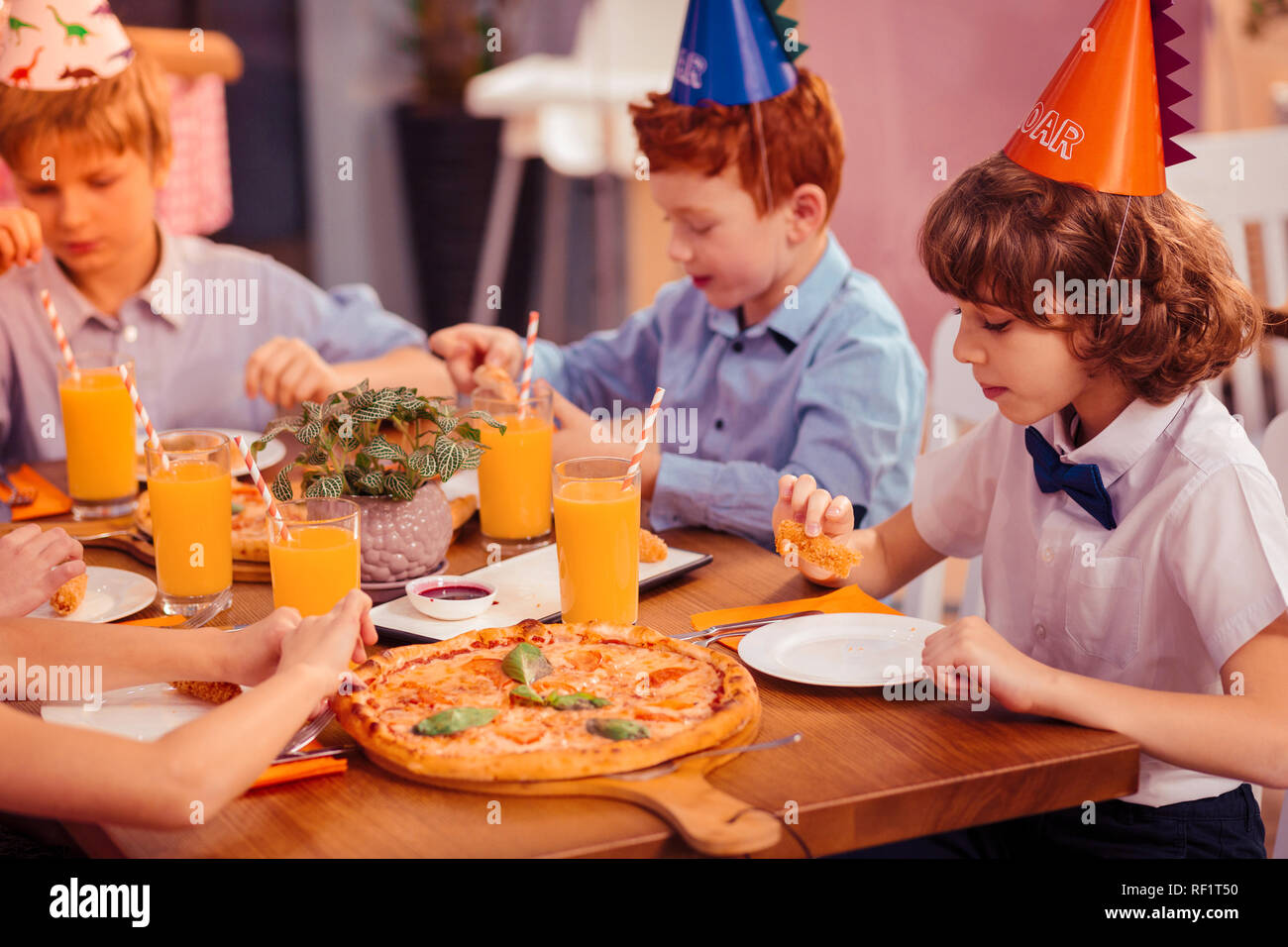 Attento adolescenti guardando verso il basso in corrispondenza di loro piastre Foto Stock