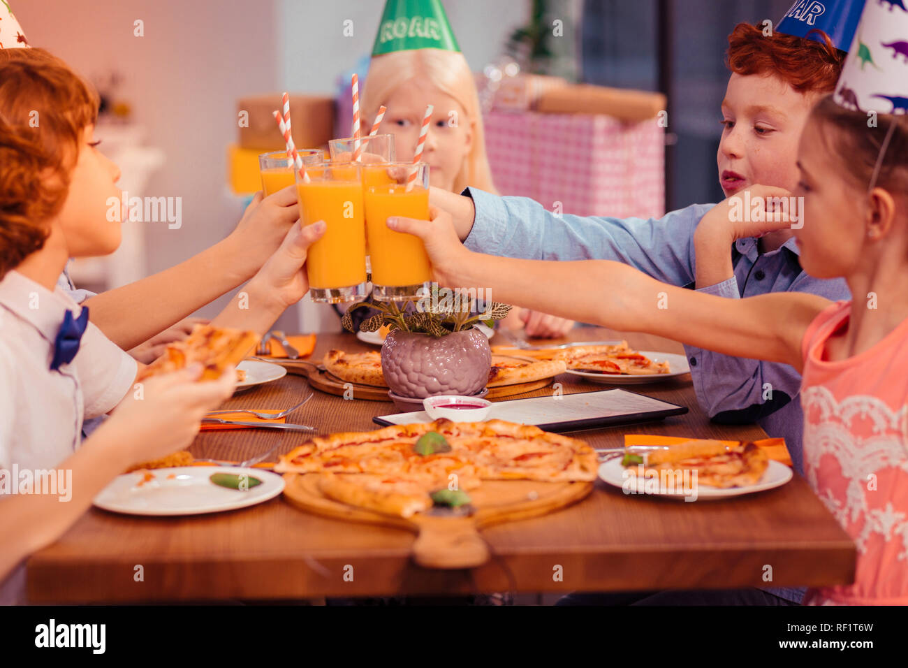 Close up di mani che toccano gli occhiali Foto Stock