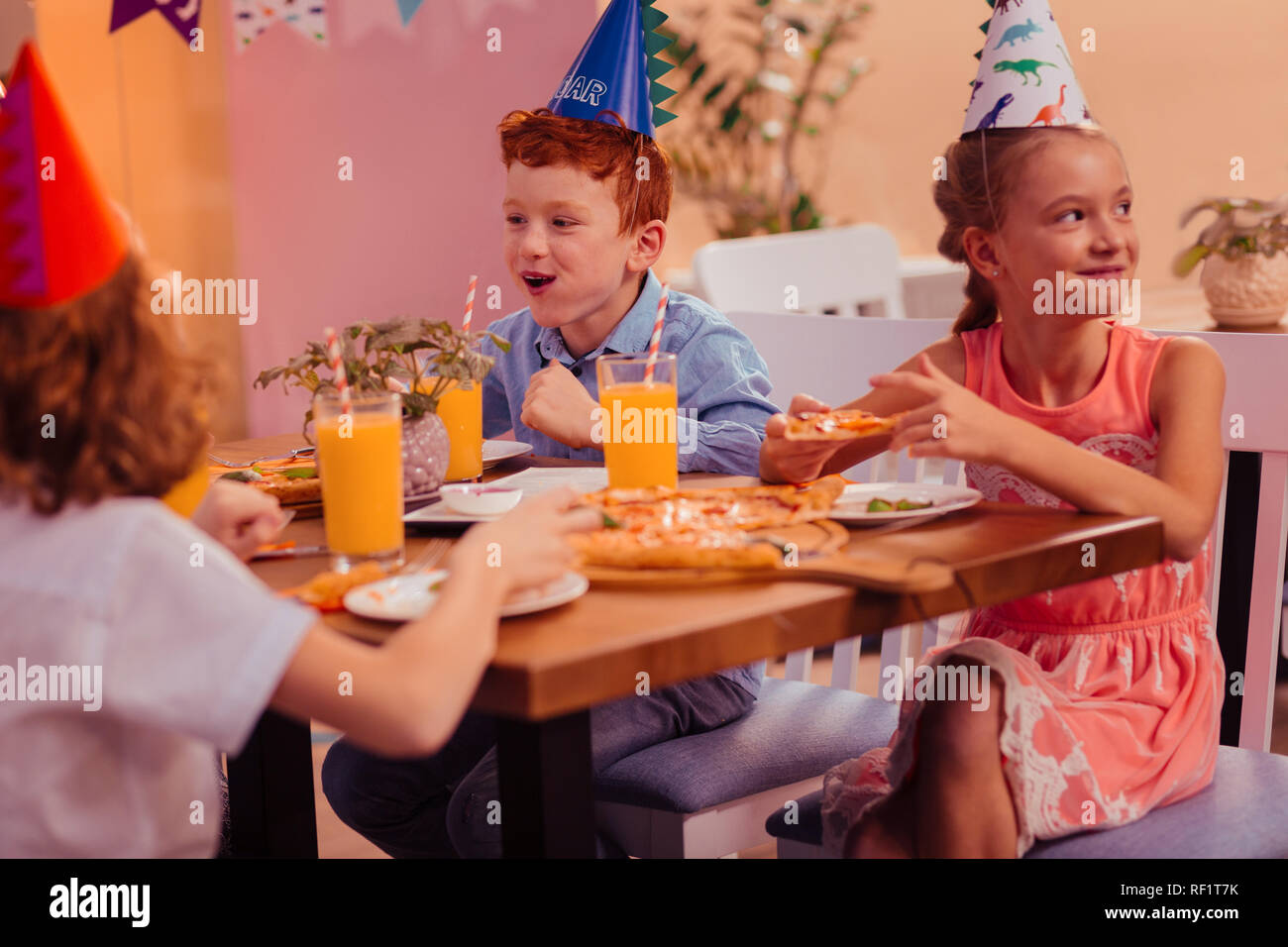 Ragazza carina di mangiare una gustosa pizza in cafe Foto Stock