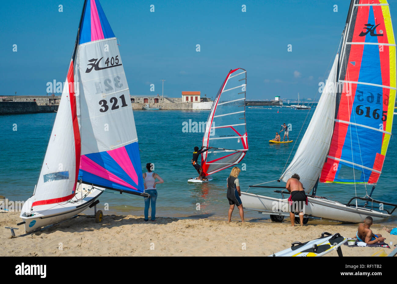 Barche e windsurf sulla spiaggia. Sokoa. Ciboure. Regione Nouvelle-Aquitaine. Dipartimento Pyrénées-Atlantiques, Francia. L'Europa. Foto Stock