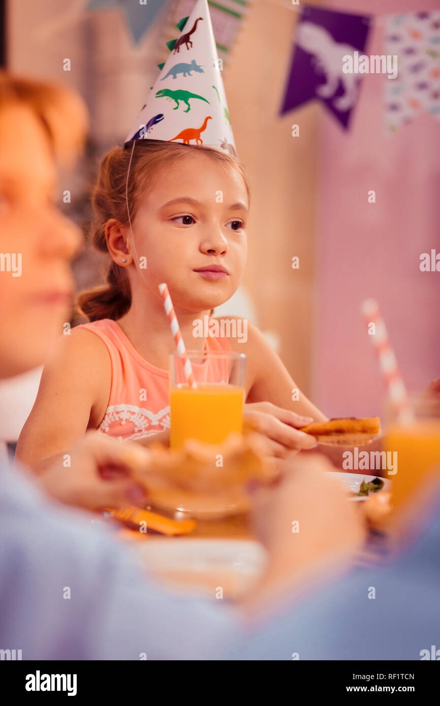 Compleanno di sognante ragazza essendo nel profondo di pensieri Foto Stock