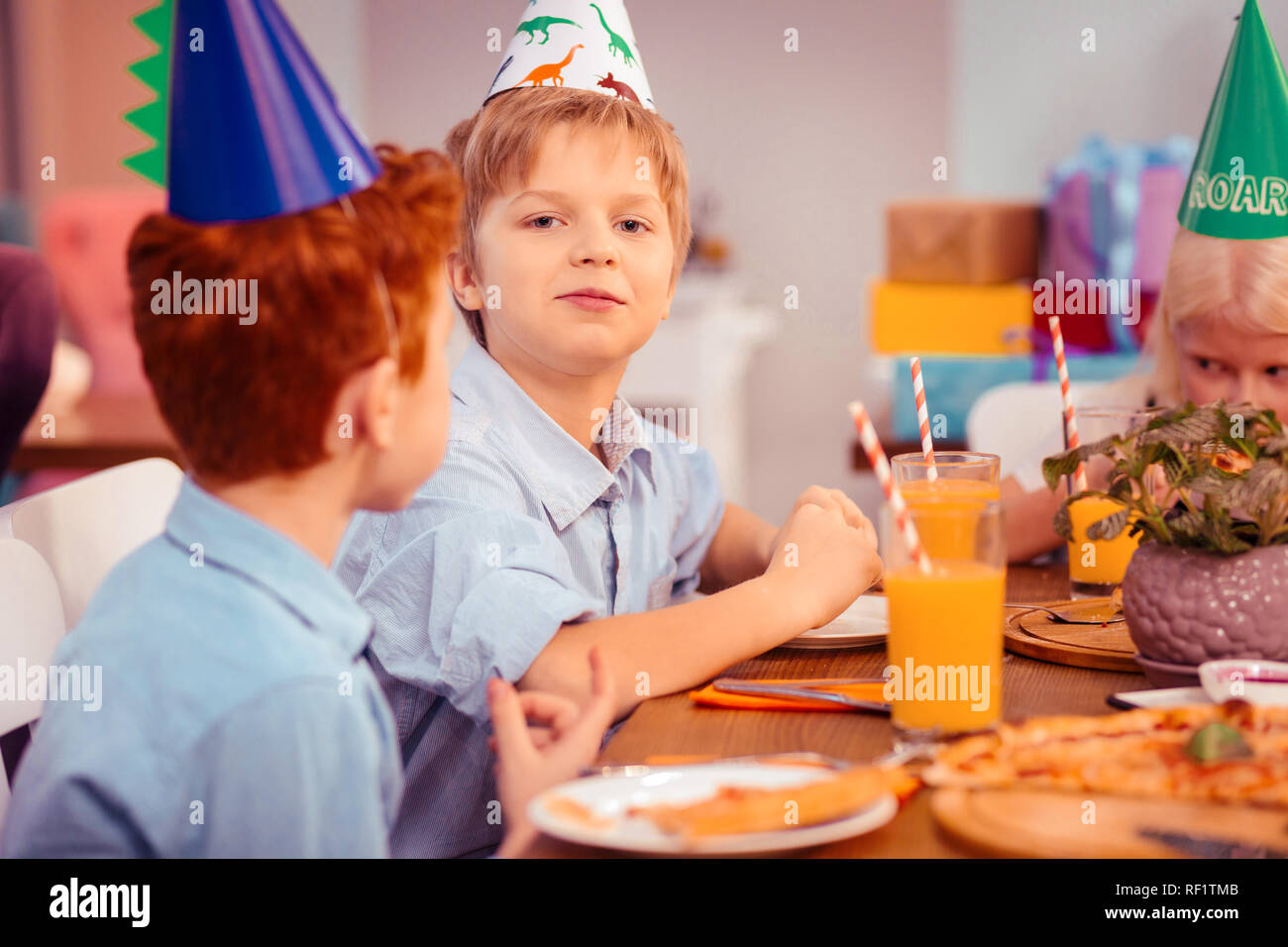 Bel ragazzo avente celebrazione di compleanno in cafe Foto Stock